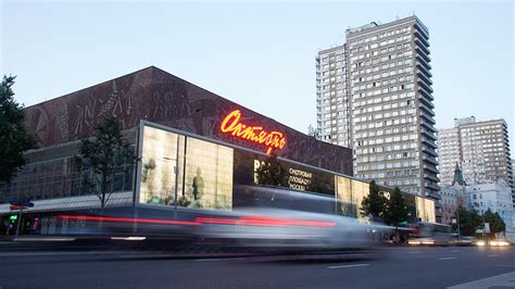 Реконструкция кинотеатра «Октябрь» на Новом Арбате: что ждет легендарное здание и когда запустят проект